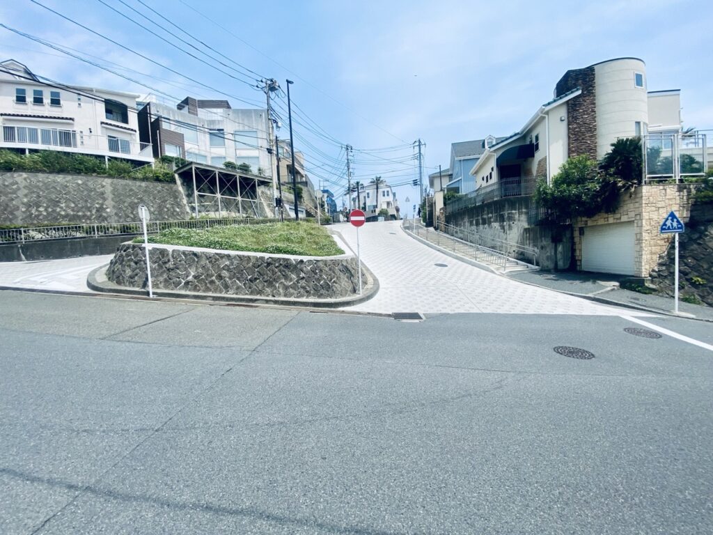 学校へ続く丘道1（TARI TARI）