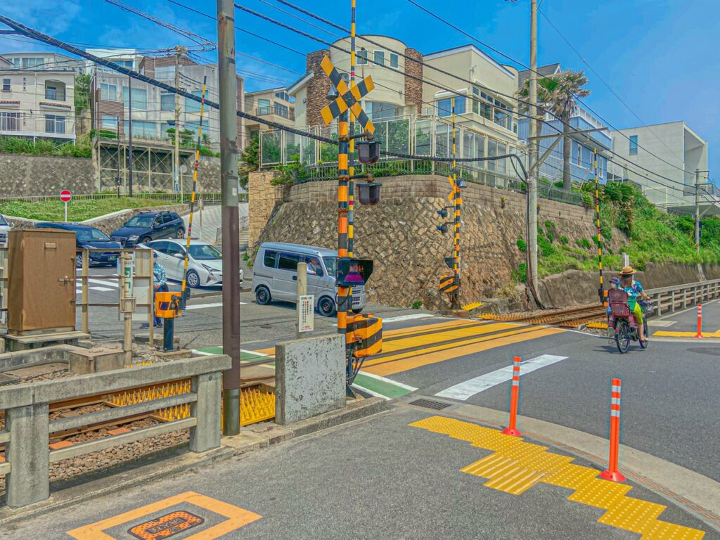 鎌倉高校前の踏切（TARI TARI）