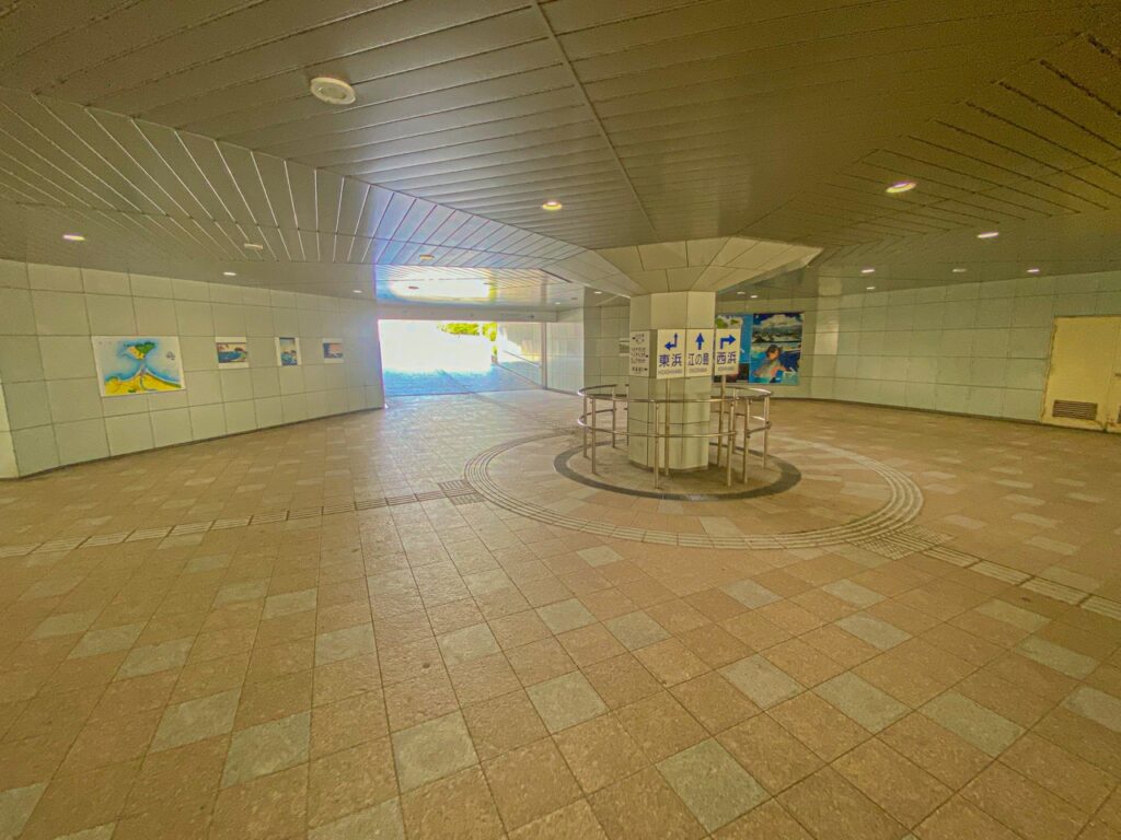 江の島入口交差点地下道（青ブタ）