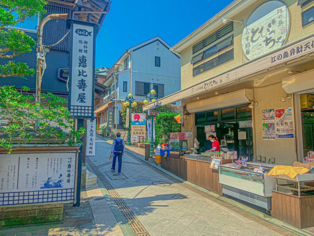 江の島弁財天仲見世通り（青ブタ）