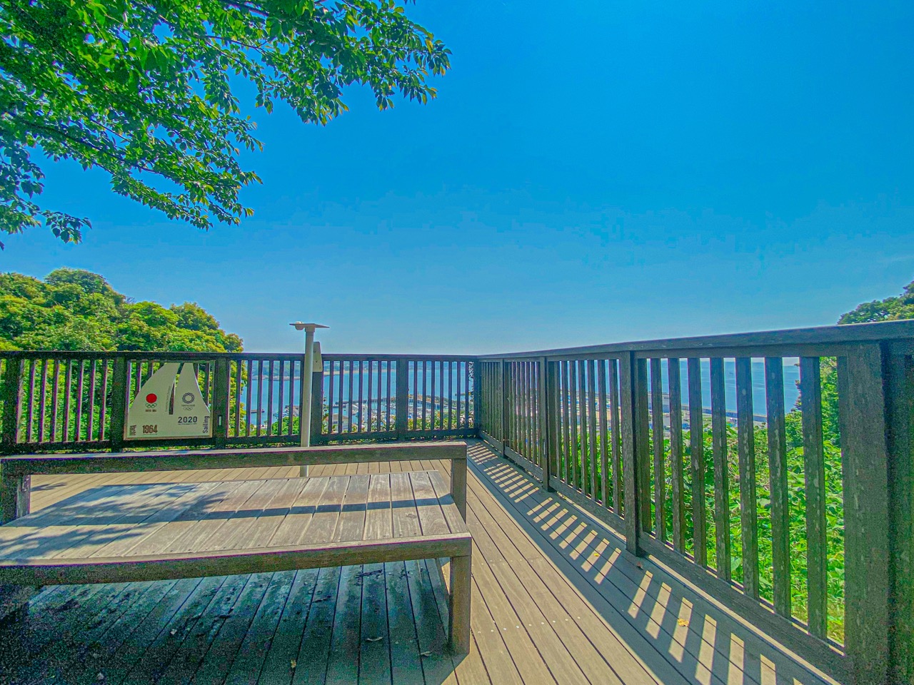 中津宮広場ウッドデッキ（青ブタ）