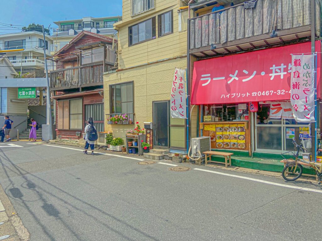 七里ヶ浜駅前（青ブタ）