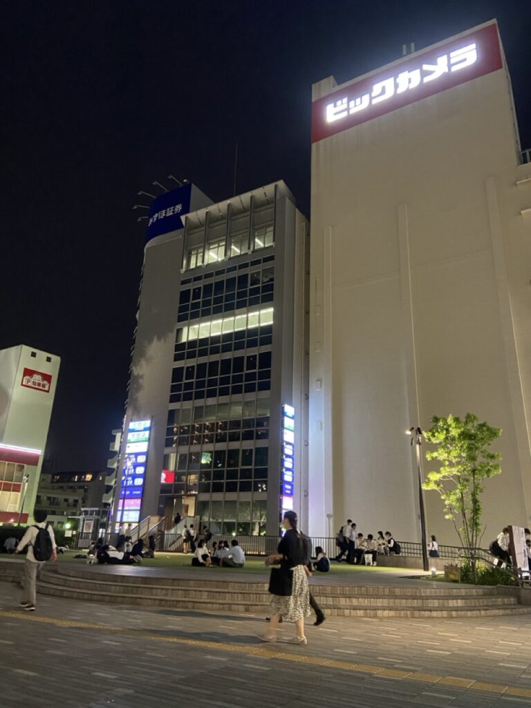 藤沢駅北口サンパール広場（青ブタ）