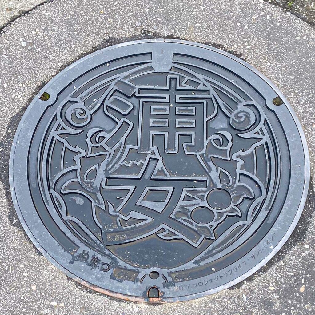 校章柄のマンホール