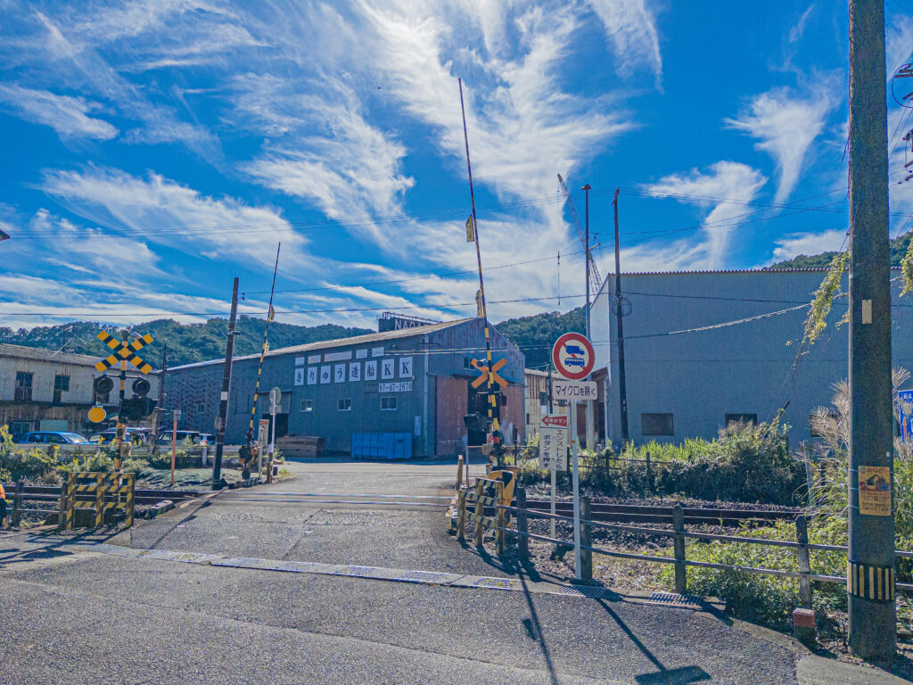 さゆが要に告白する踏切のモデル（凪あす）