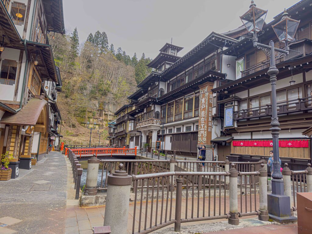 観光プロモでよく見る銀山温泉の構図(おにまい)