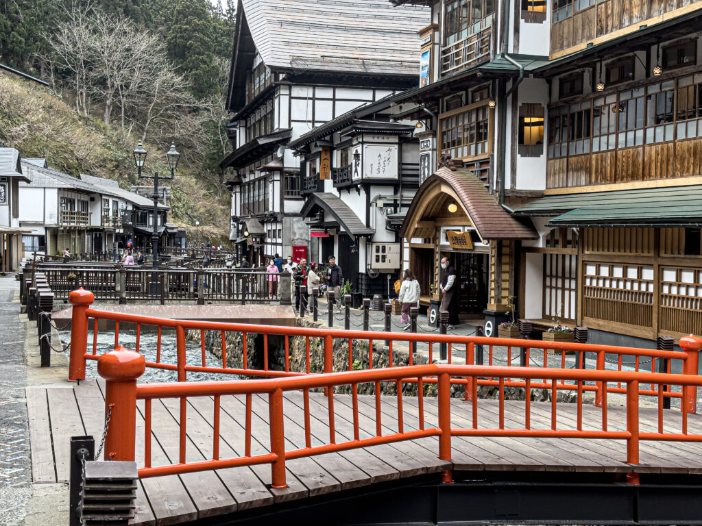 反対側から見た銀山温泉街(おにまい)