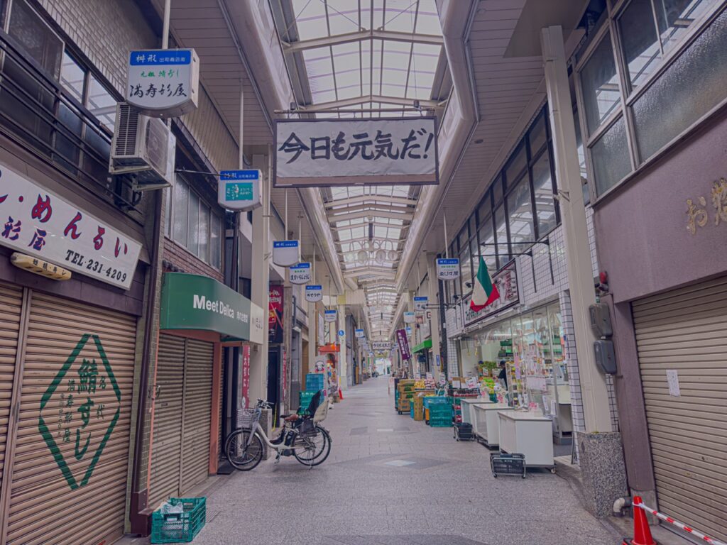 朝一番の出町桝形商店街（たまこまーけっと）