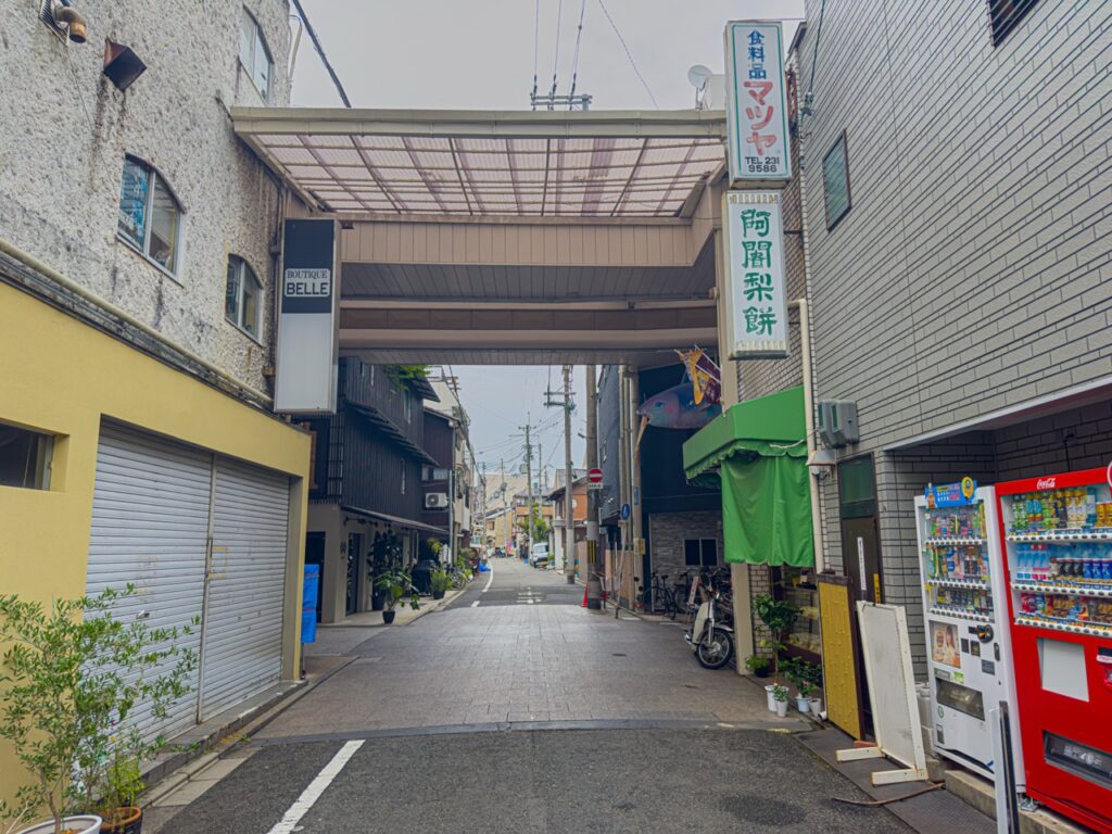 商店街を横に抜けたところ（たまこまーけっと）