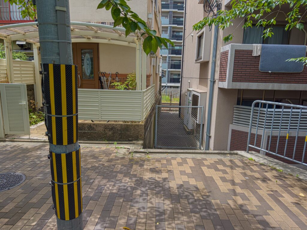 たまこが建物の間から差し込む光を飛び越えるシーンの場所（たまこまーけっと）