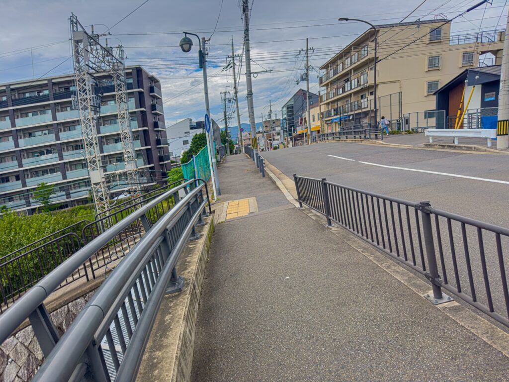 藤森駅近くの坂道（たまこまーけっと）