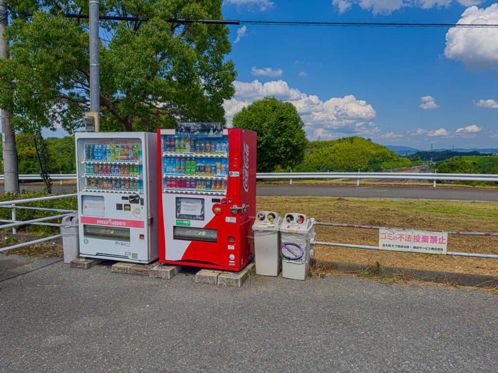 お姉さんがコーラをペンギンにした自販機（ペンギンハイウェイ）