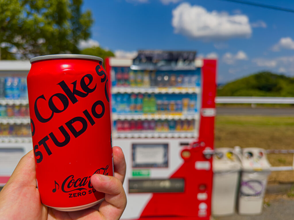 自販機で買ったコカコーラ・ゼロ（ペンギンハイウェイ）
