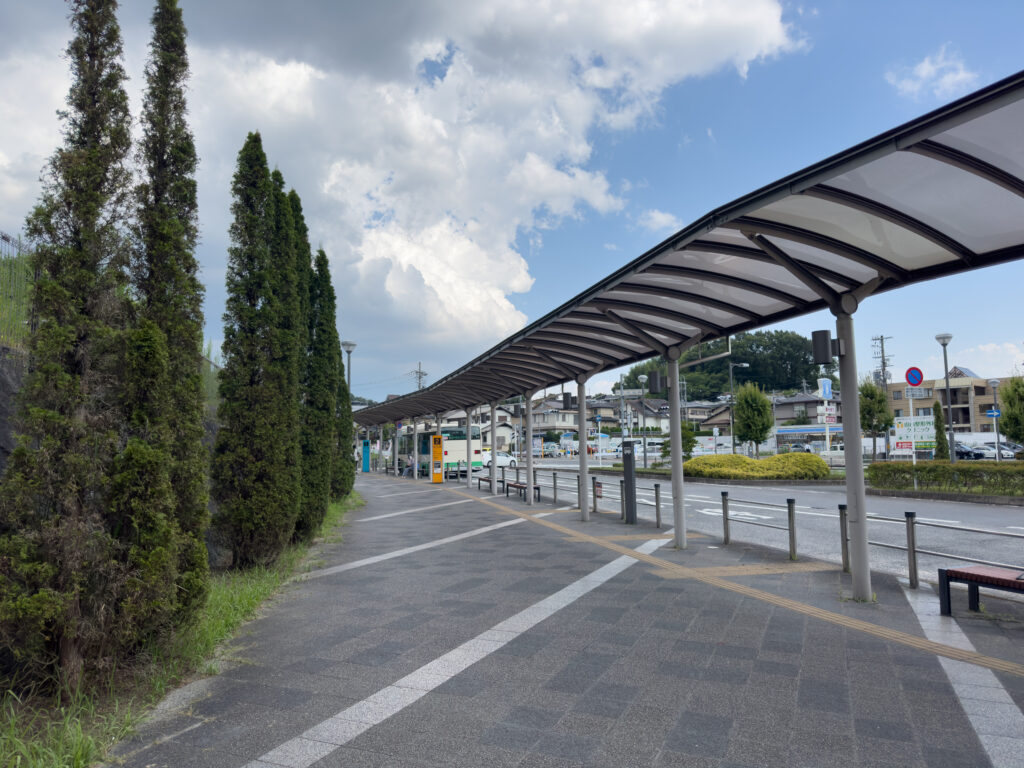 学研北生駒駅前の雨除け（ペンギンハイウェイ）