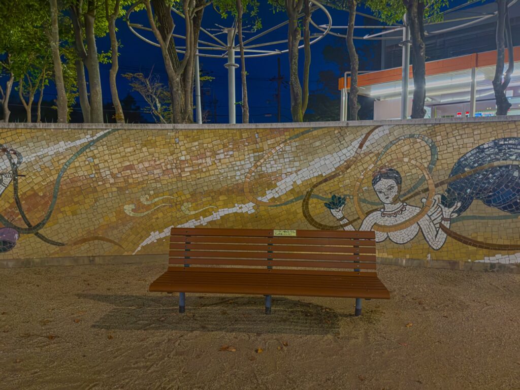 未来の家近くの公園のベンチ（境界の彼方）