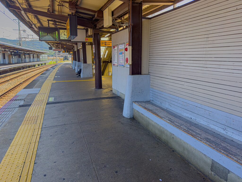 六地蔵駅のベンチ