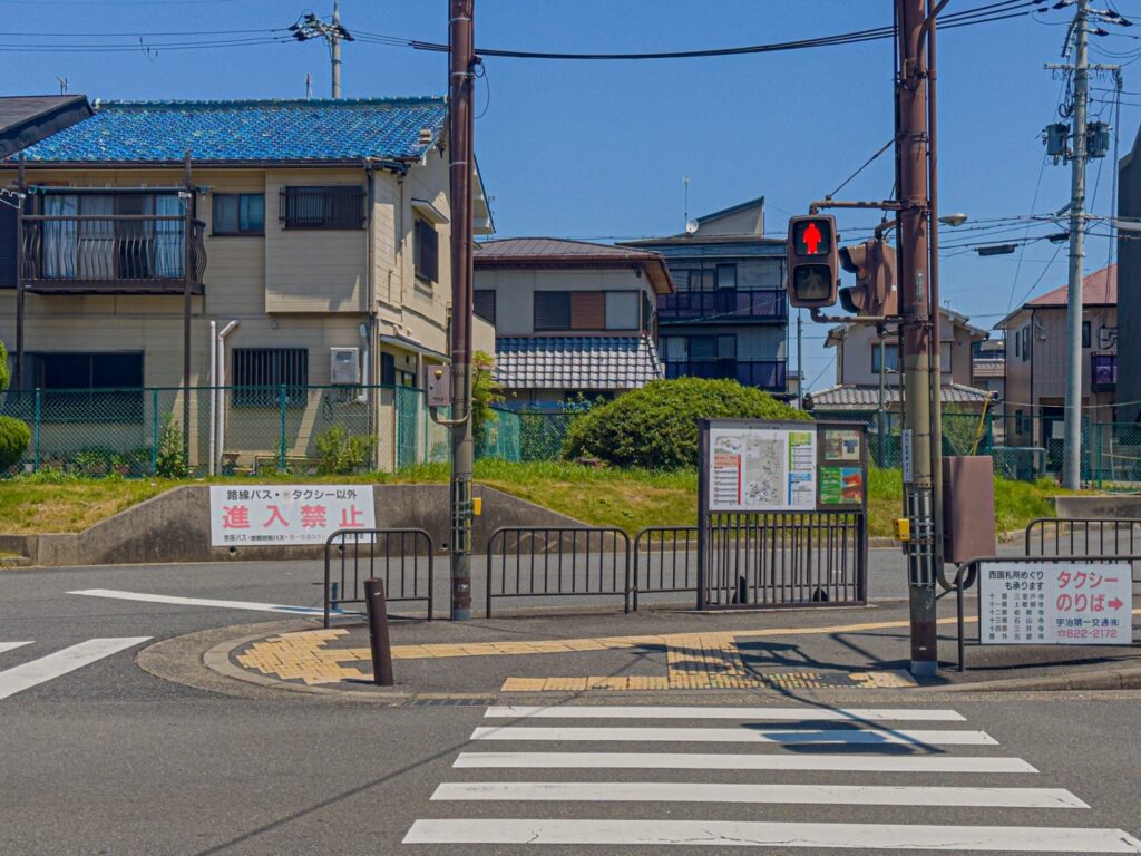 六地蔵駅近くの交差点