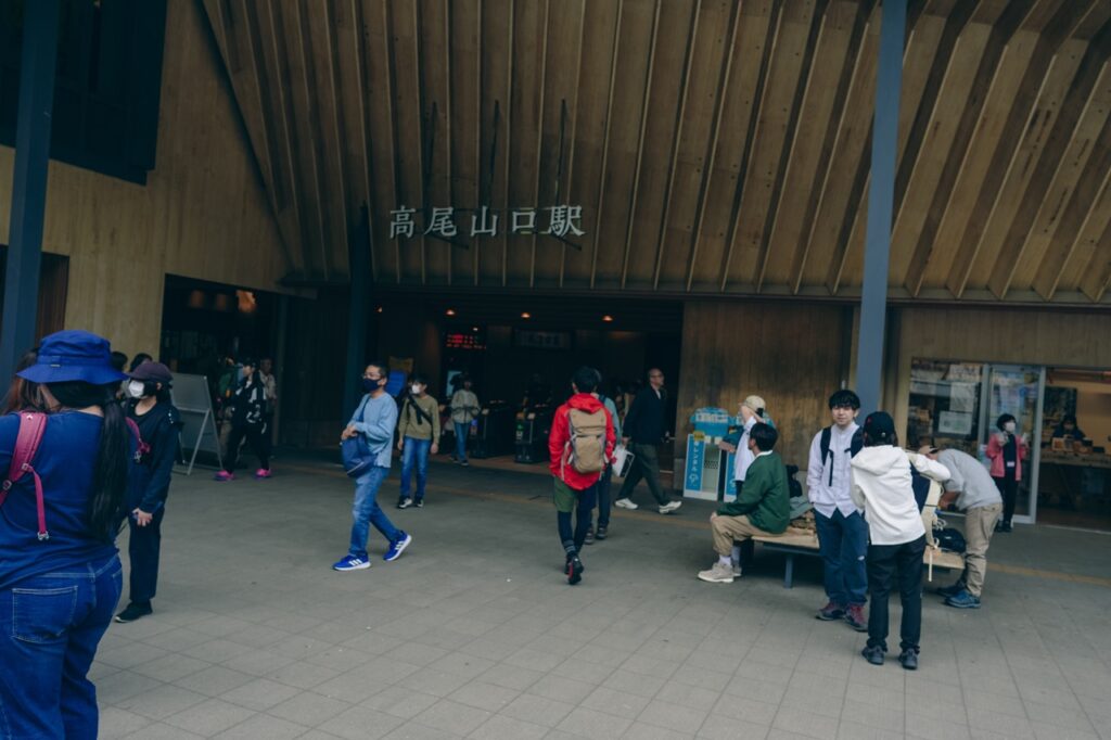 高尾山口駅前（ヤマノススメ）