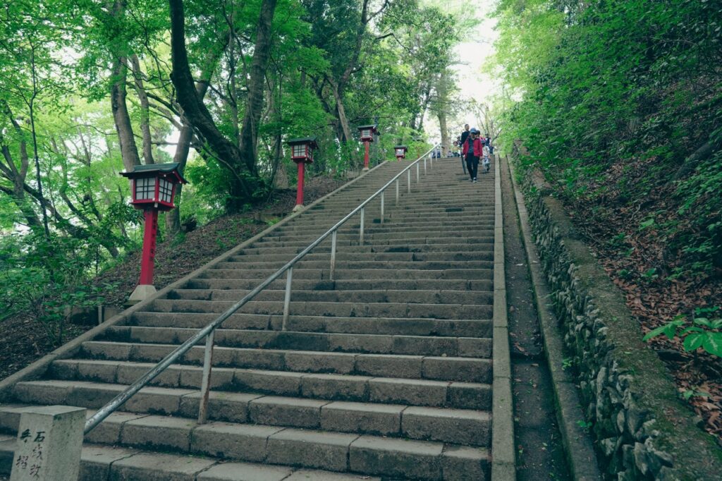 男坂を下から見上げた構図（ヤマノススメ）