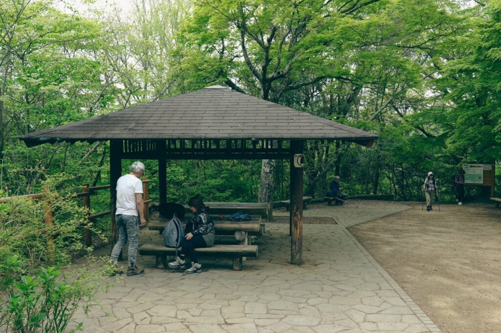 高尾山頂の休憩ベンチ（ヤマノススメ）