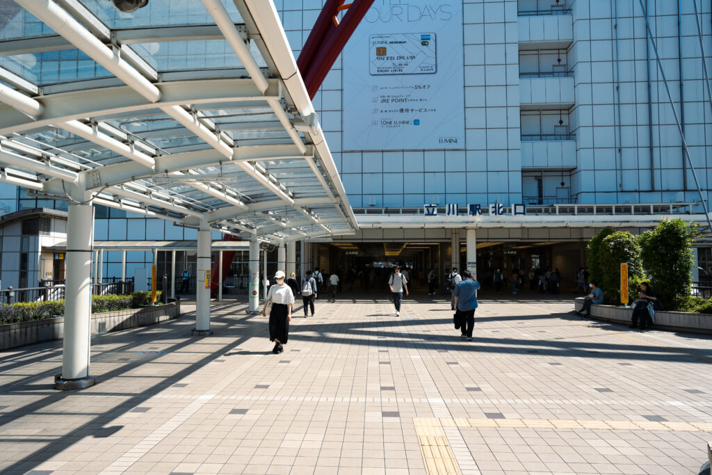 立川駅北口のペデストリアンデッキ前の風景