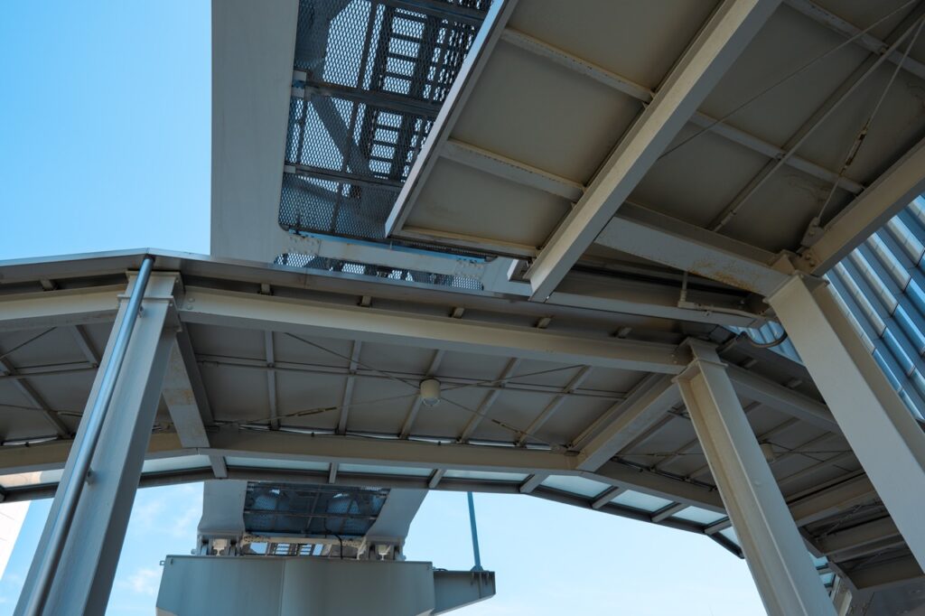 立川駅北口の歩行者デッキを下から見上げた構造写真