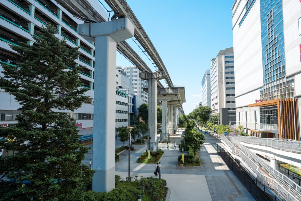 立川北駅付近のモノレール高架下の風景