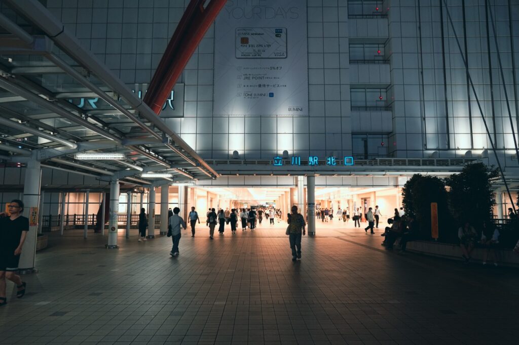 夜の立川駅北口入口
