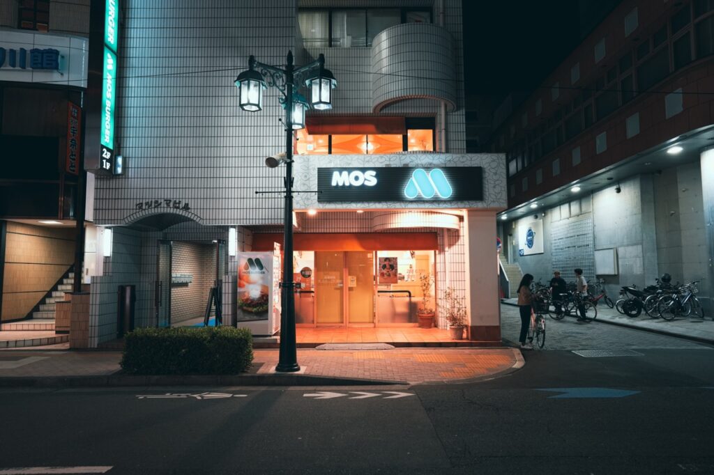 夜のモスバーガー立川南口店