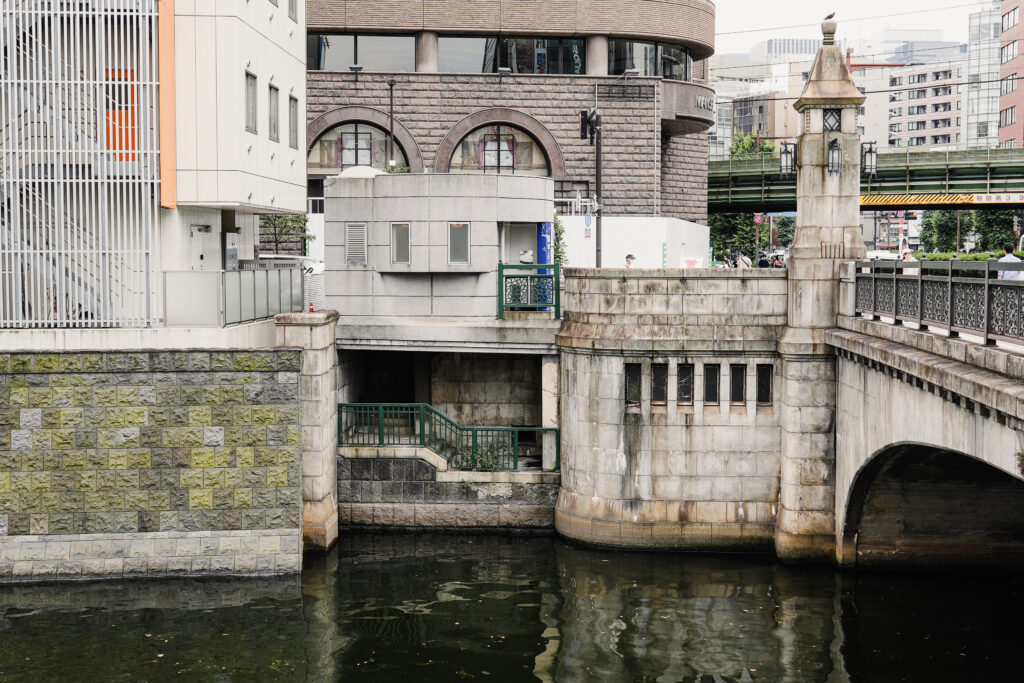 万世橋下の謎の空間(正面から)
