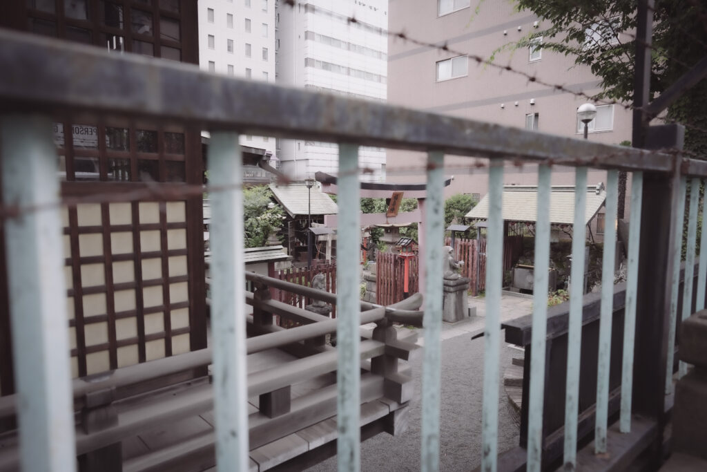 柳森神社(フェンス越し)