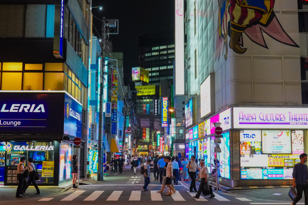 メイド通り(神田明神通り側から)