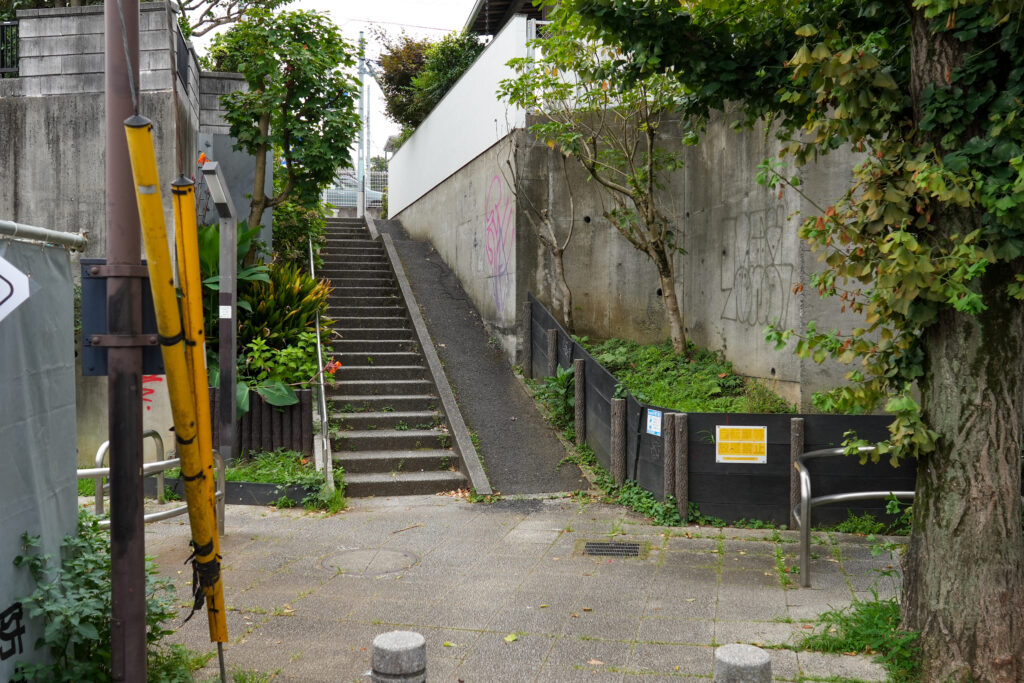 カプセルミナミの階段（ぼざろ）