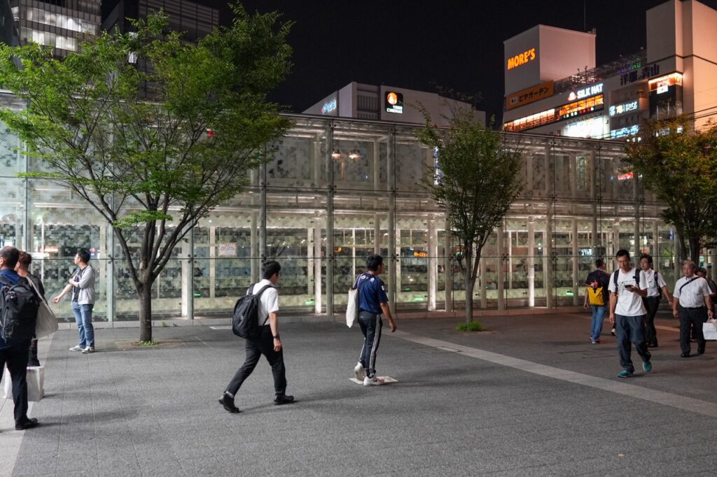 夜の川崎駅東口駅前広場