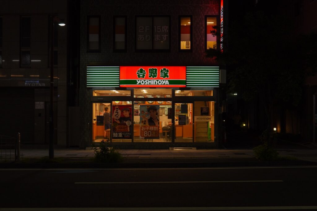 夜の吉野家川崎西口店